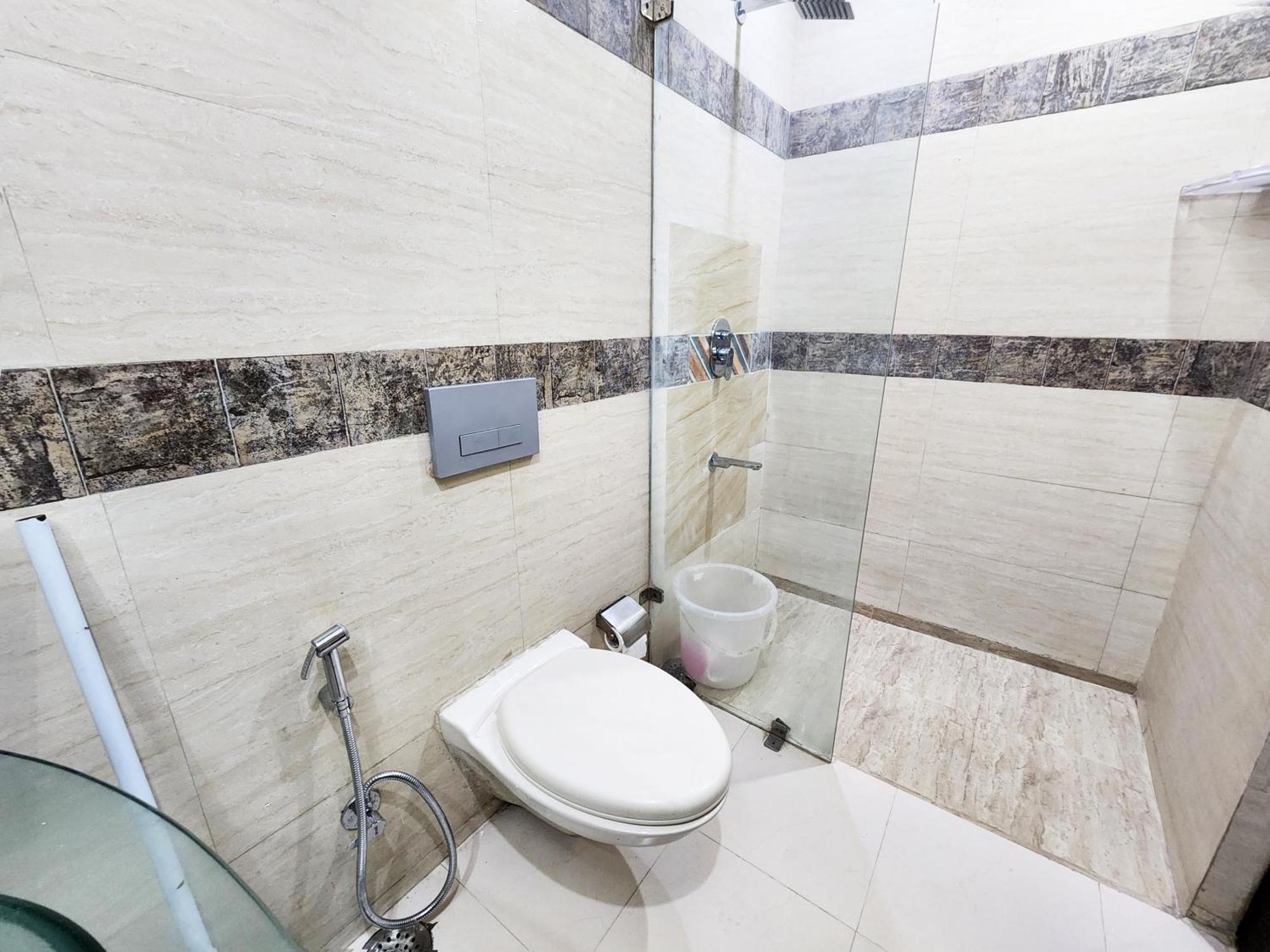 Apartment Spacious 2bhk With Big Bedrooms And Kitchen 7 New Delhi