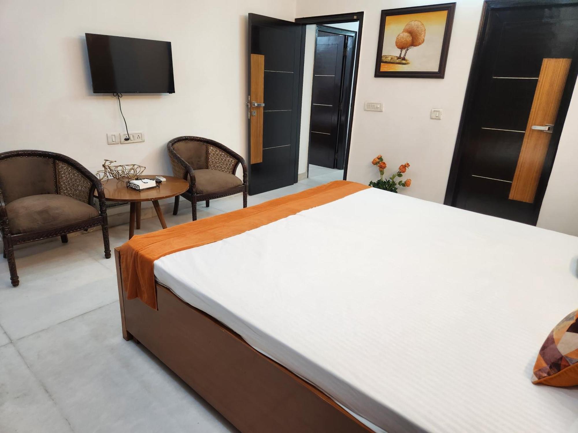 Apartment Spacious 2bhk With Big Bedrooms And Kitchen 7 New Delhi