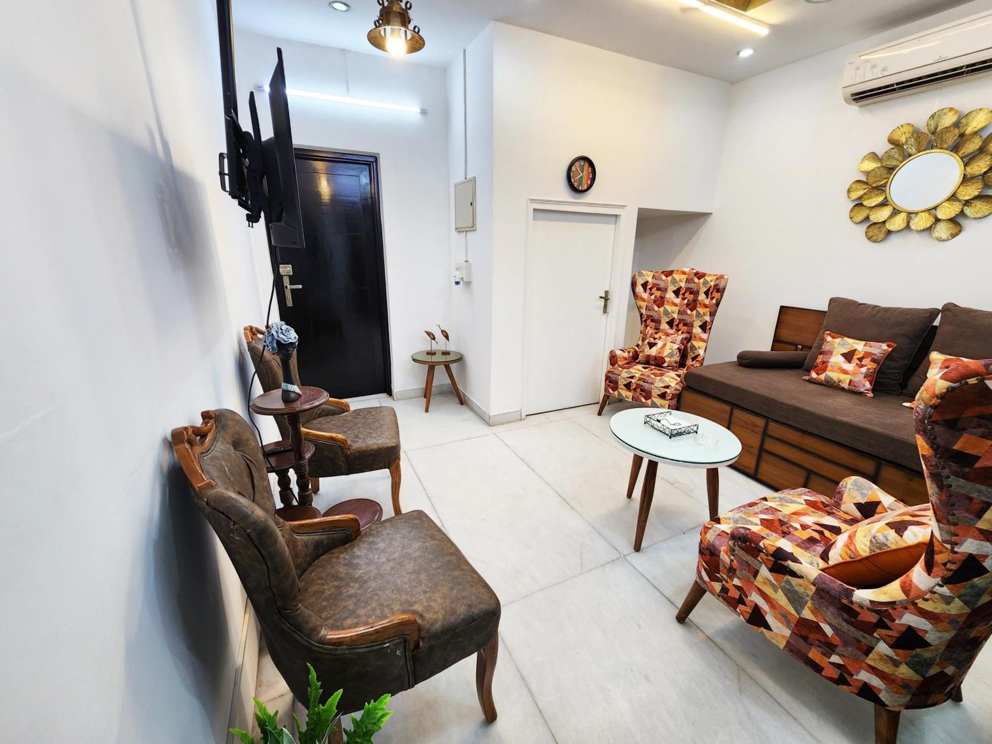 Spacious 2bhk With Big Bedrooms And Kitchen 7 * New Delhi